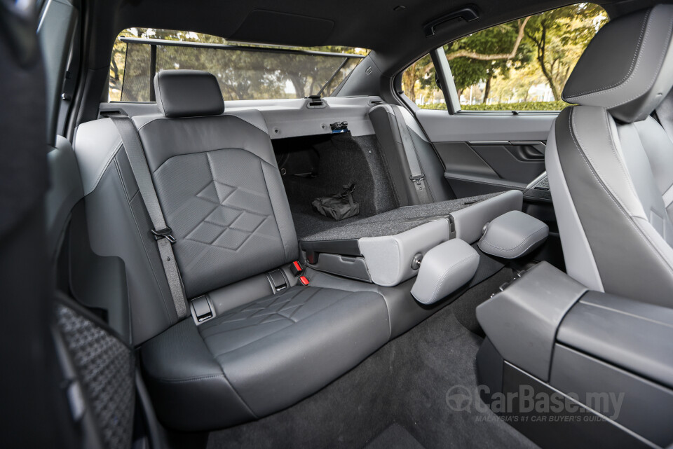 BMW 5 Series G60 (2024) Interior