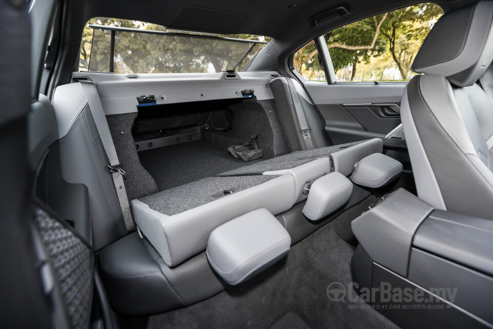 BMW 5 Series G60 (2024) Interior