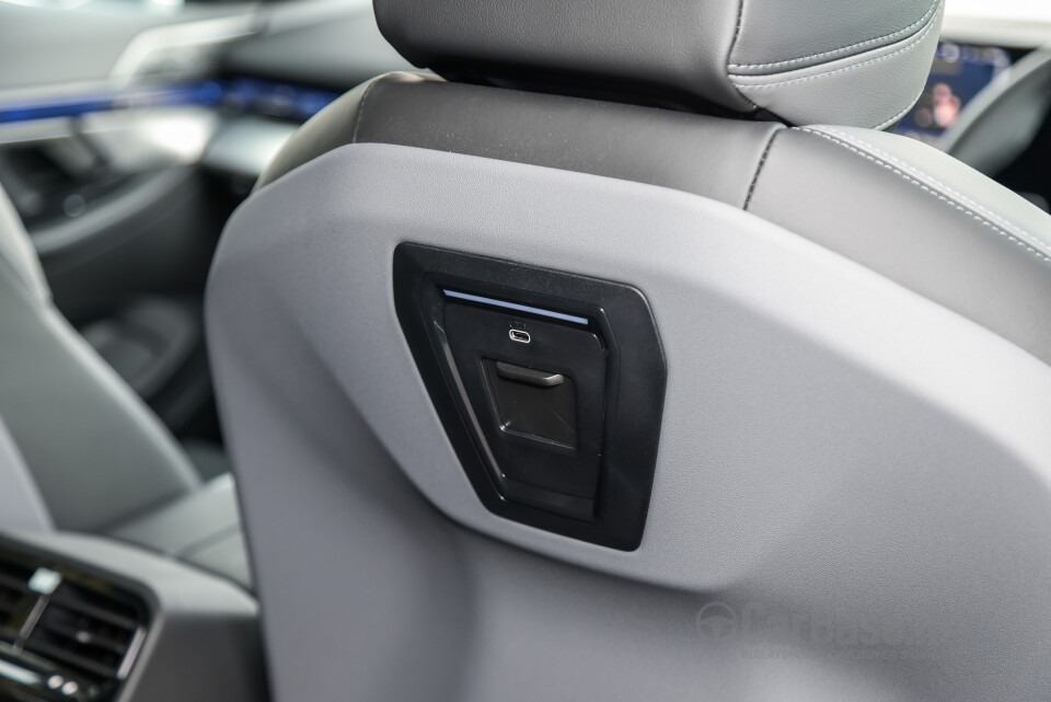 BMW 5 Series G60 (2024) Interior