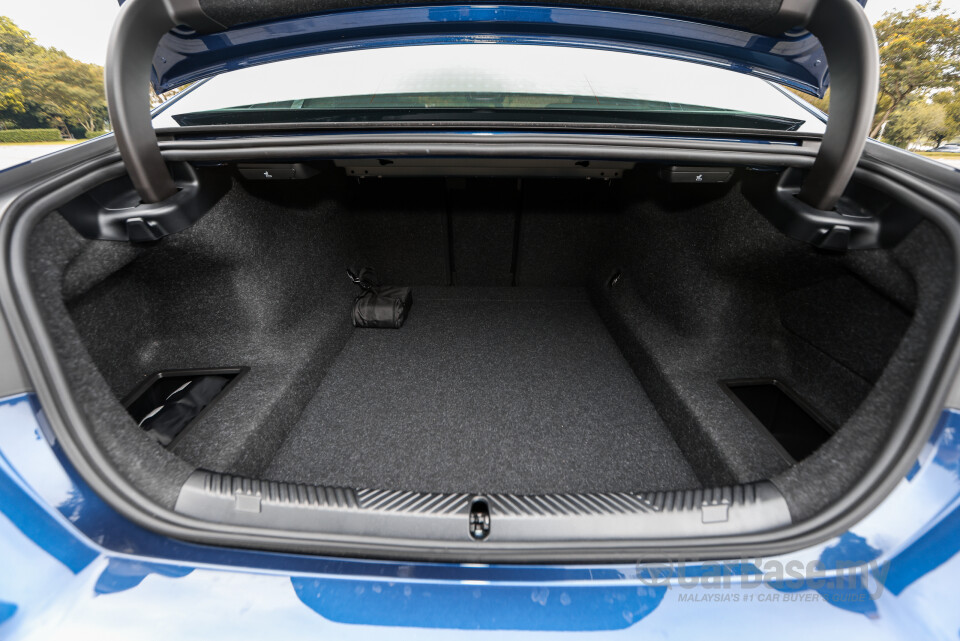 BMW 5 Series G60 (2024) Interior