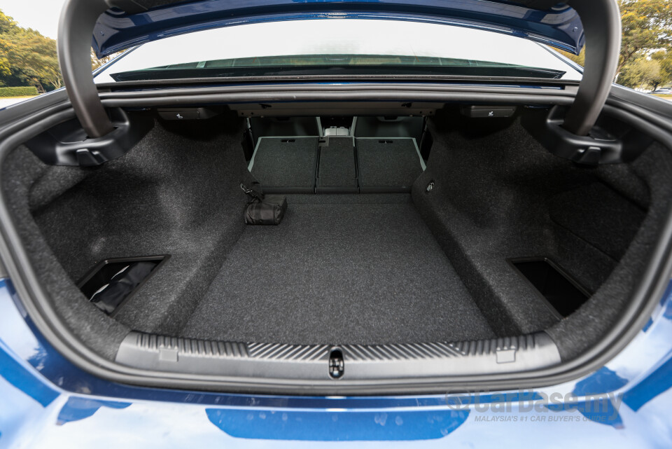 BMW 5 Series G60 (2024) Interior