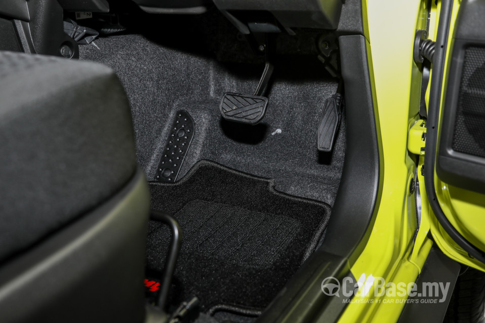 Suzuki Jimny JB74 (2021) Interior