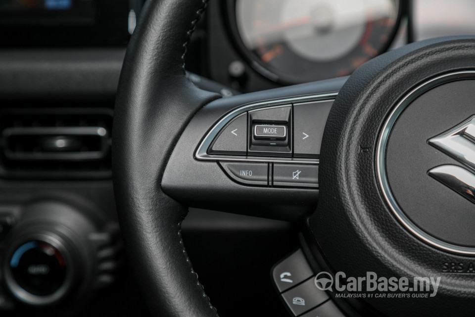 Suzuki Jimny JB74 (2021) Interior