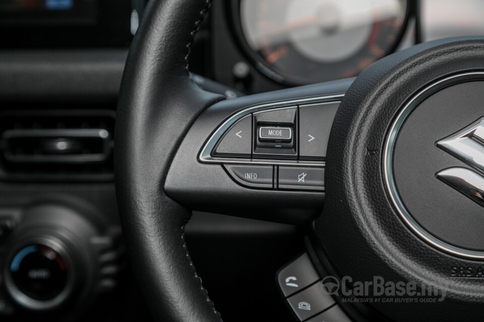 Suzuki Jimny JB74 (2021) Interior