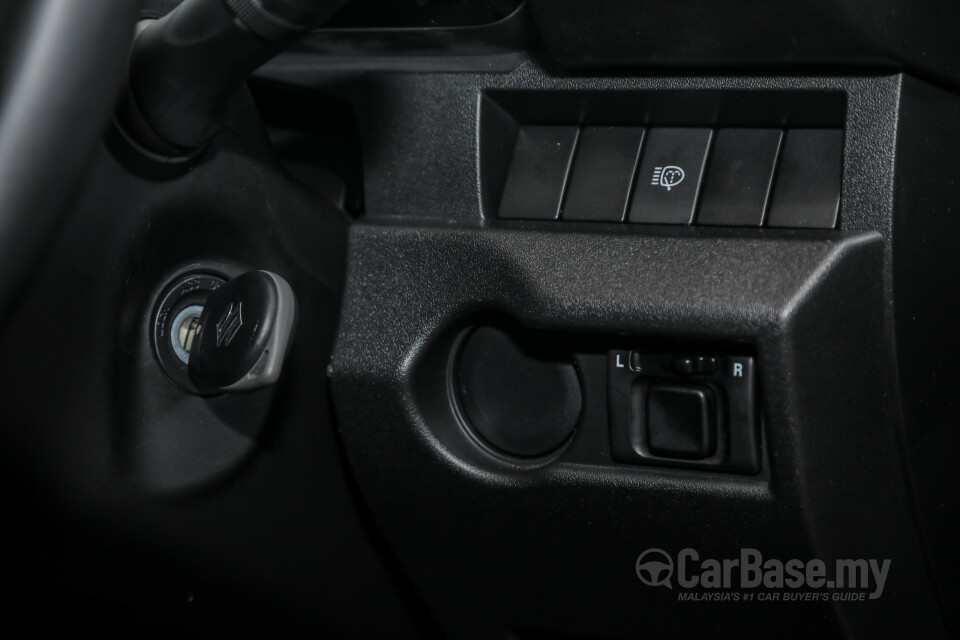 Suzuki Jimny JB74 (2021) Interior