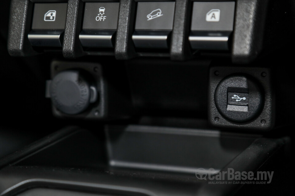Suzuki Jimny JB74 (2021) Interior