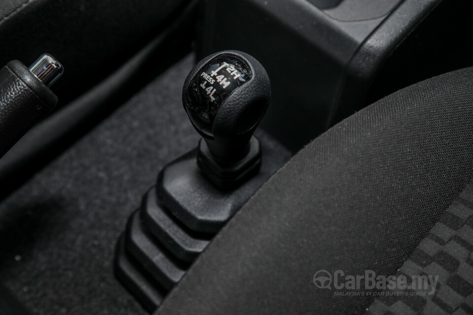 Suzuki Jimny JB74 (2021) Interior
