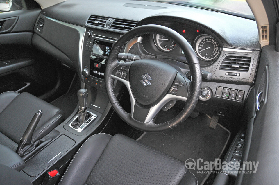 Suzuki Kizashi Mk1 (2012) Interior