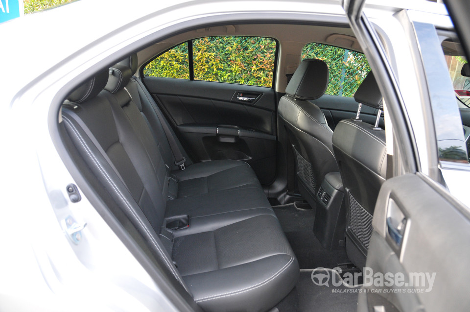 Suzuki Kizashi Mk1 (2012) Interior