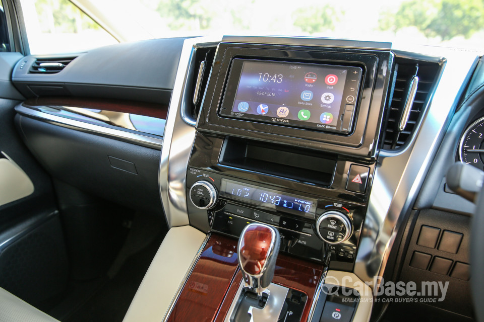 Toyota Alphard AH30 (2016) Interior