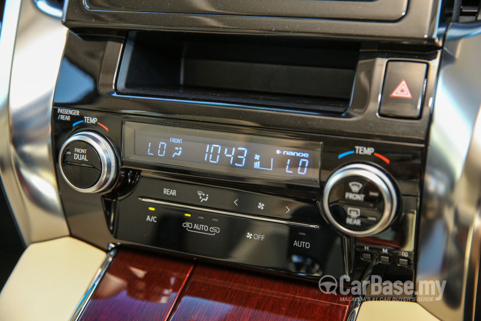 Toyota Alphard AH30 (2016) Interior