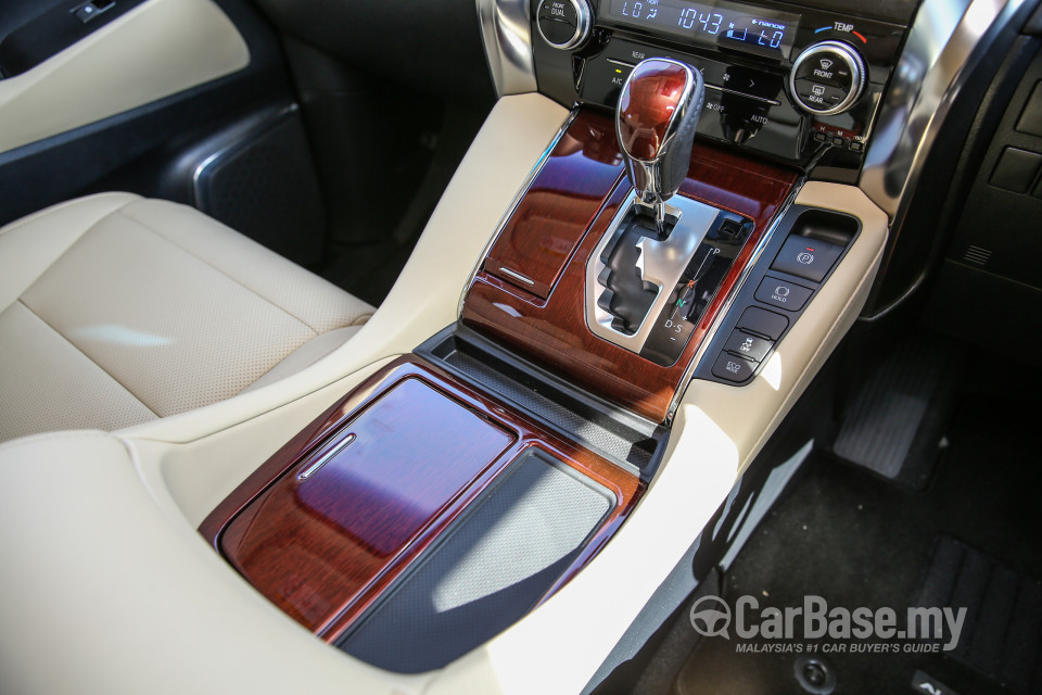 Toyota Alphard AH30 (2016) Interior