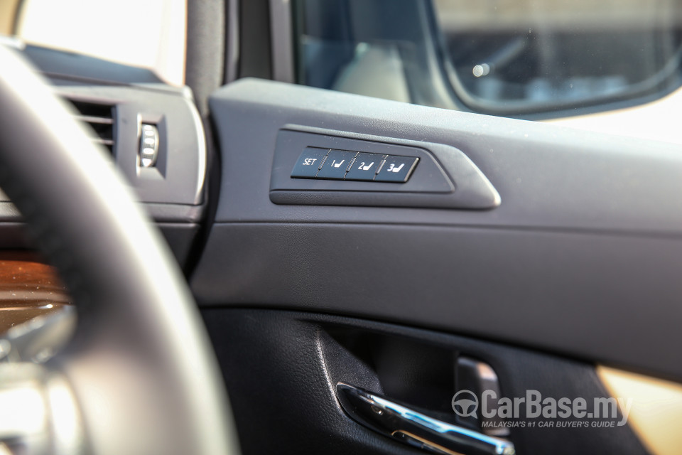 Toyota Alphard AH30 (2016) Interior