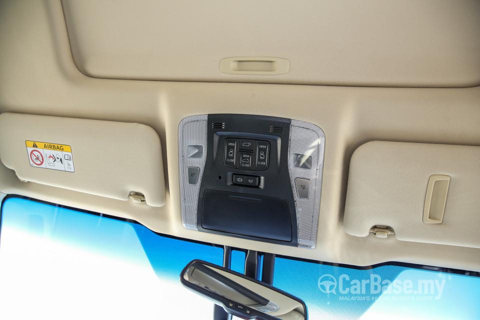Toyota Alphard AH30 (2016) Interior