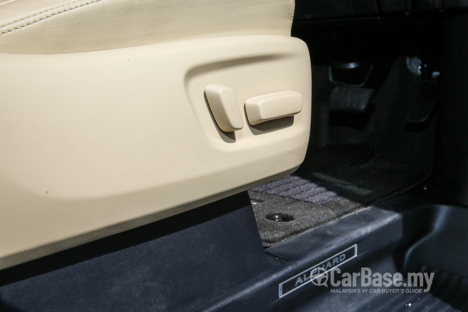 Toyota Alphard AH30 (2016) Interior