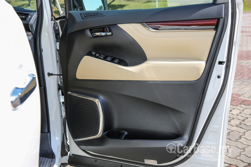Toyota Alphard AH30 (2016) Interior