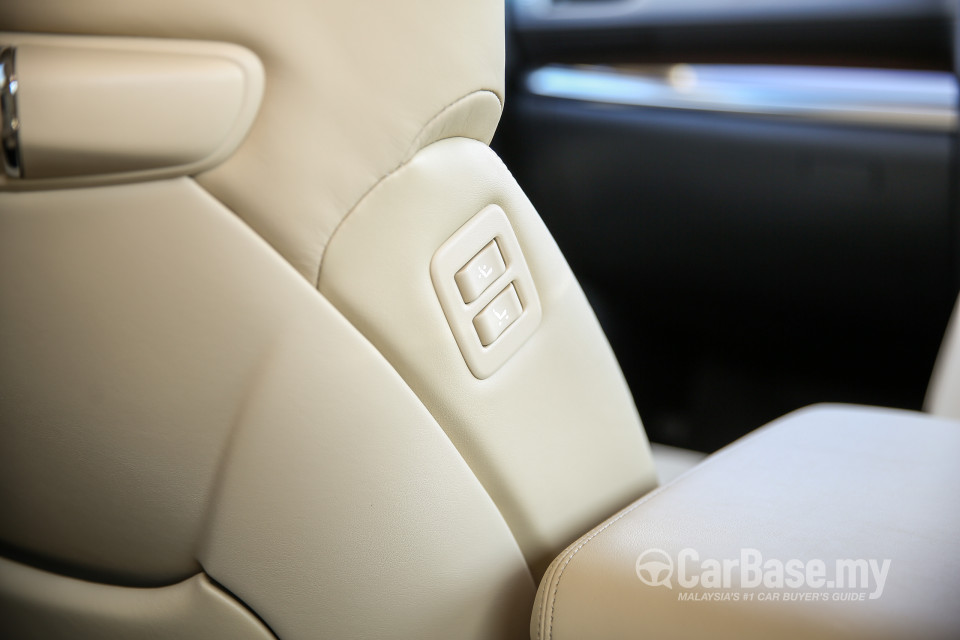 Toyota Alphard AH30 (2016) Interior