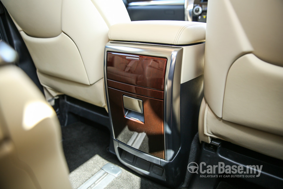 Toyota Alphard AH30 (2016) Interior