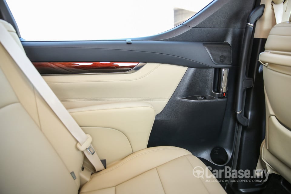 Toyota Alphard AH30 (2016) Interior