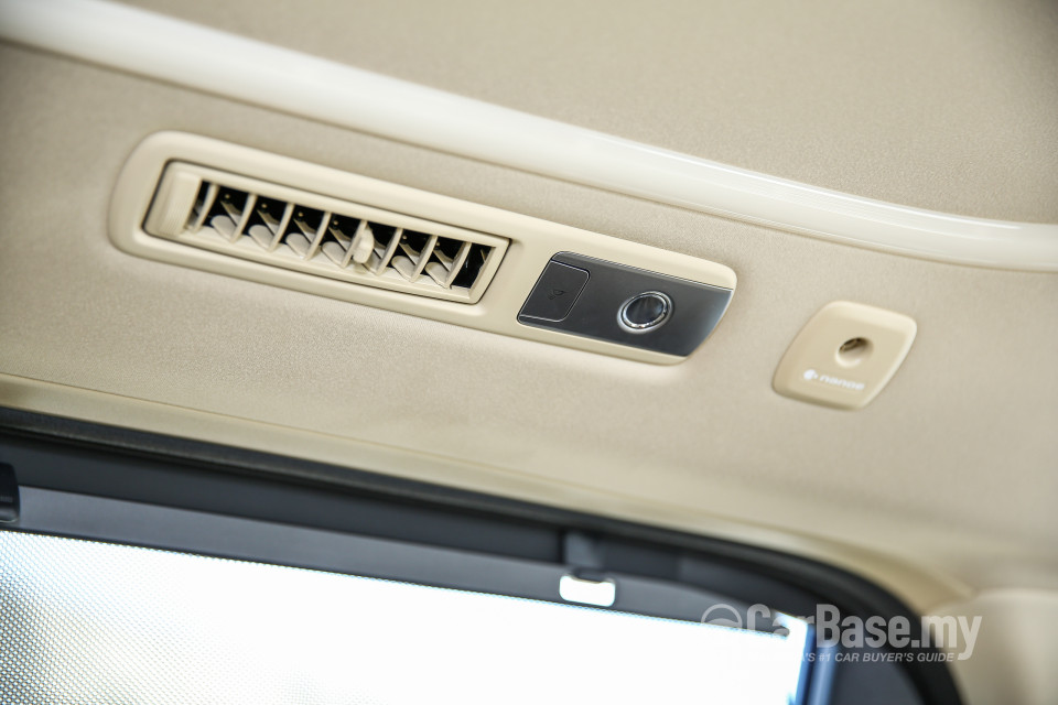 Toyota Alphard AH30 (2016) Interior