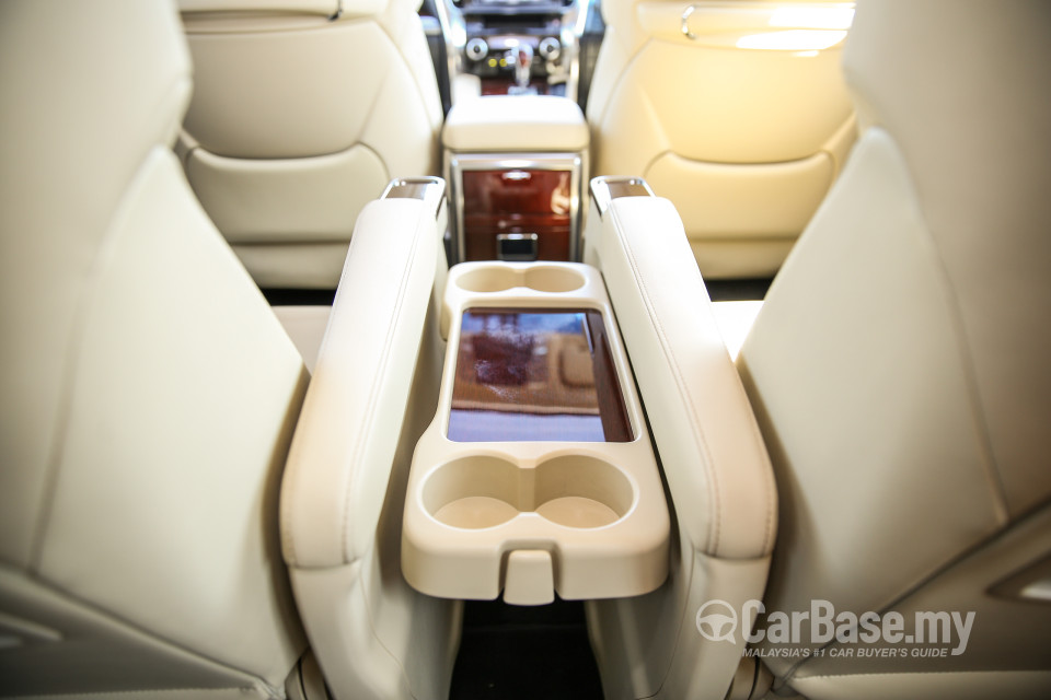 Toyota Alphard AH30 (2016) Interior