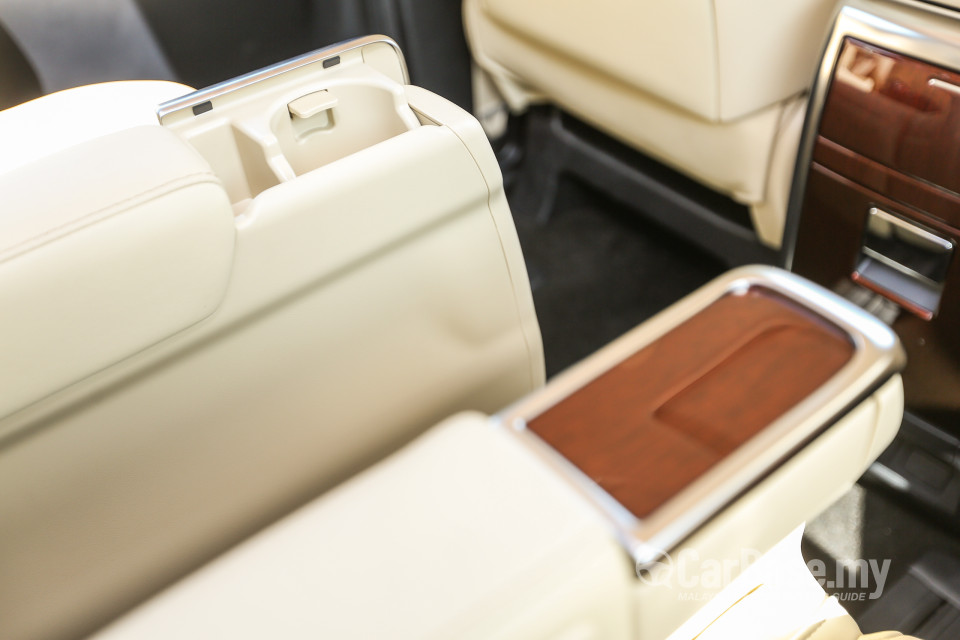 Toyota Alphard AH30 (2016) Interior