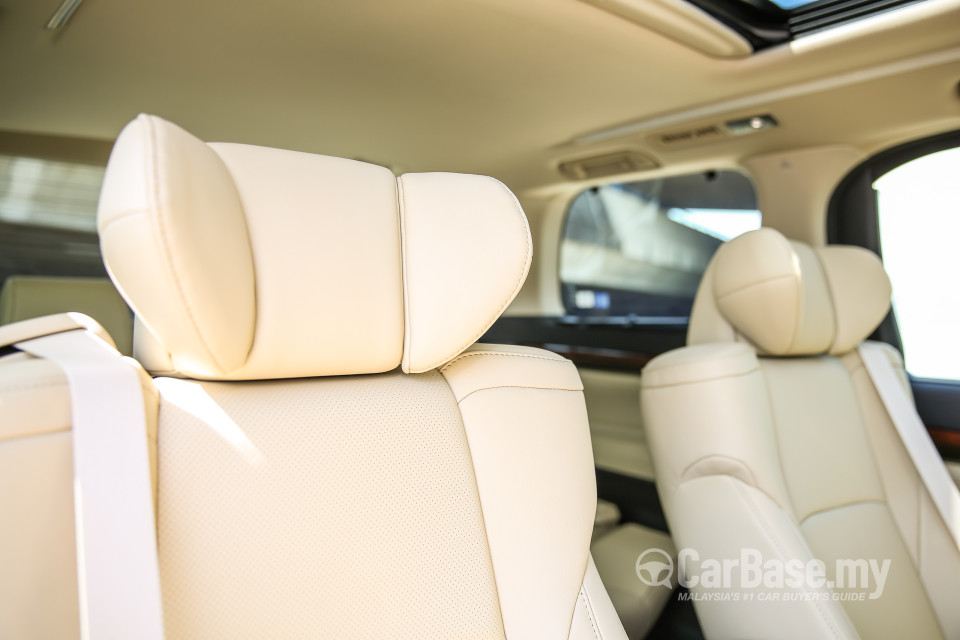 Toyota Alphard AH30 (2016) Interior
