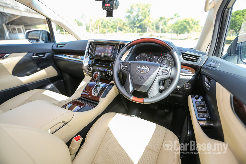 Toyota Alphard AH30 (2016) Interior