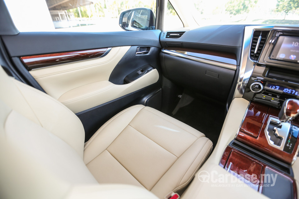 Toyota Alphard AH30 (2016) Interior