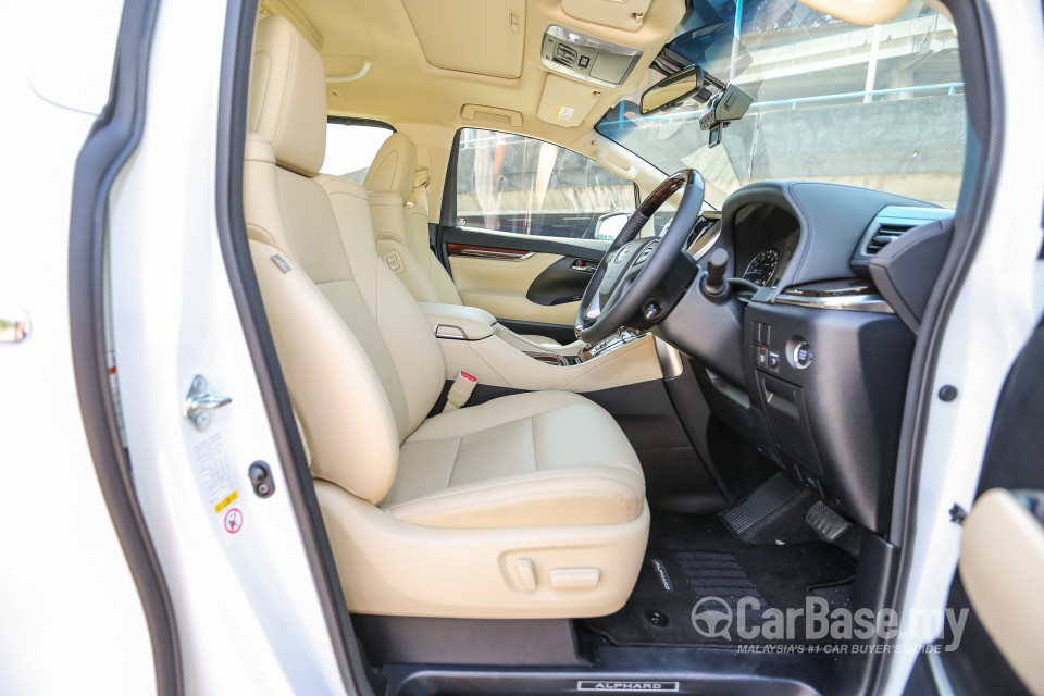 Toyota Alphard AH30 (2016) Interior
