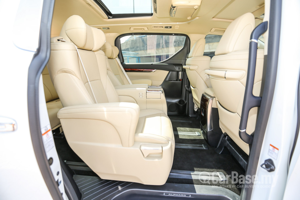 Toyota Alphard AH30 (2016) Interior