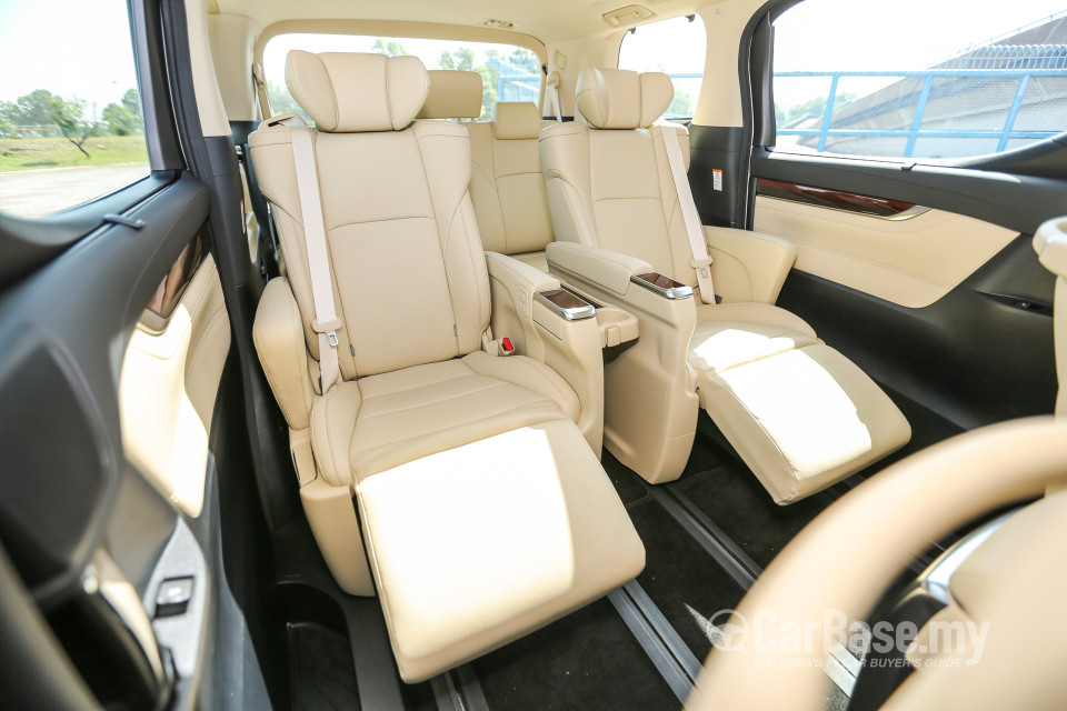 Toyota Alphard AH30 (2016) Interior