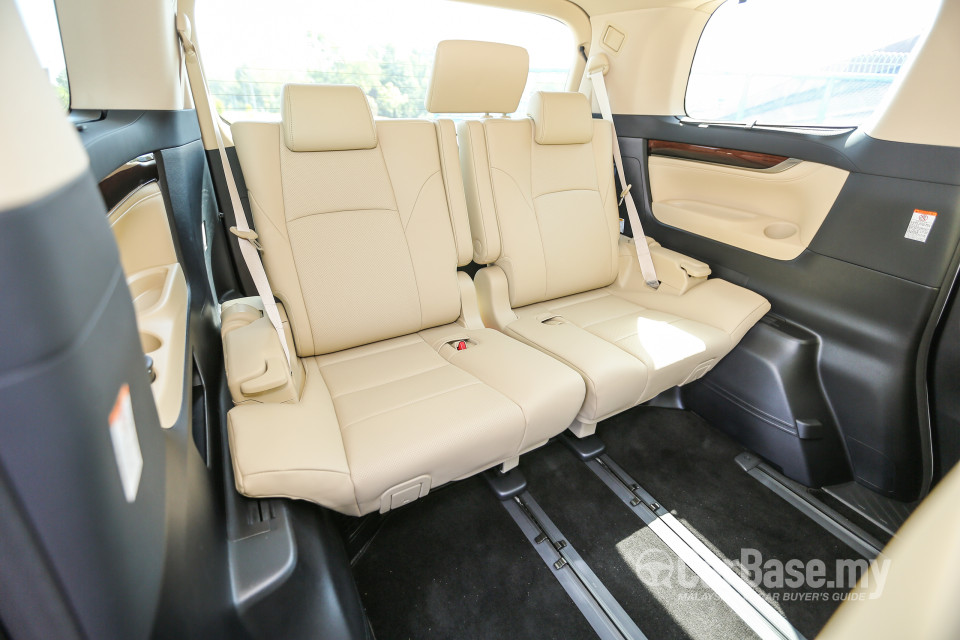 Toyota Alphard AH30 (2016) Interior