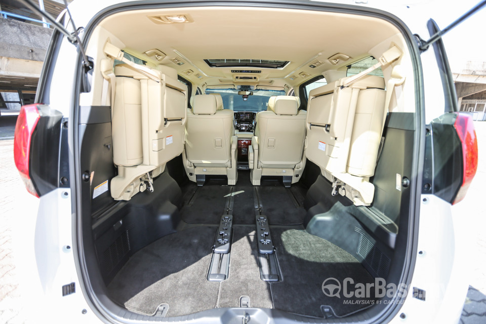 Toyota Alphard AH30 (2016) Interior