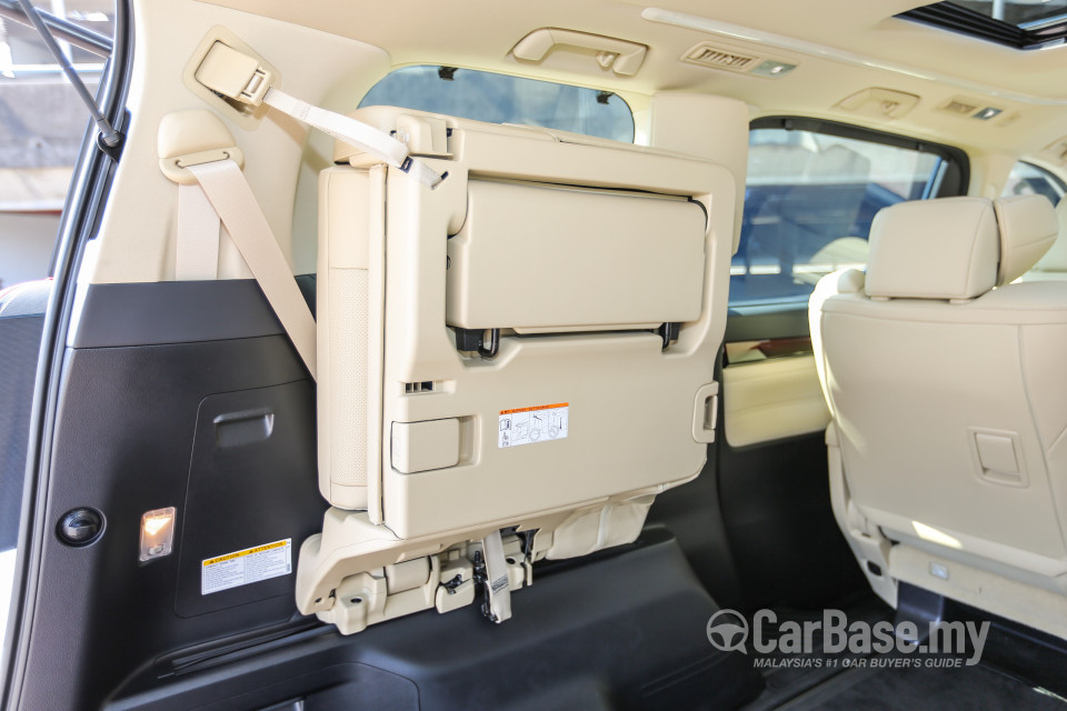 Toyota Alphard AH30 (2016) Interior