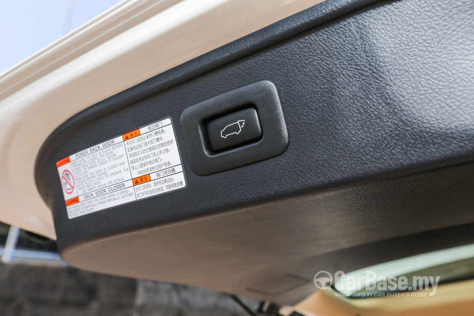Toyota Alphard AH30 (2016) Interior