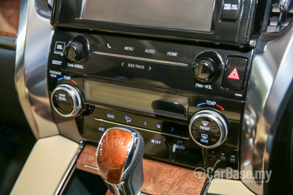 Toyota Alphard AH30 (2016) Interior