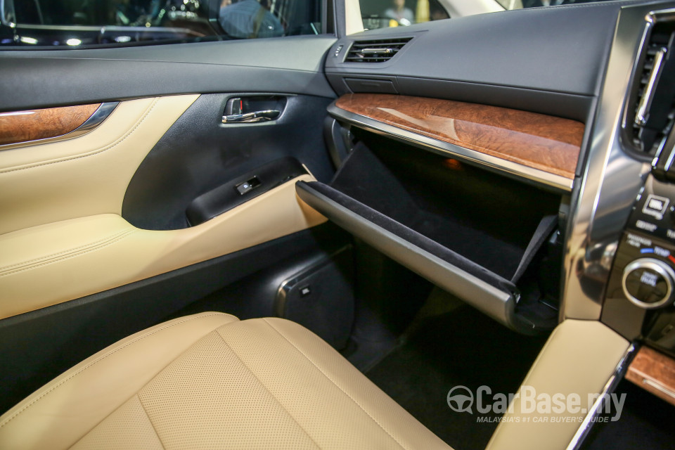 Toyota Alphard AH30 (2016) Interior