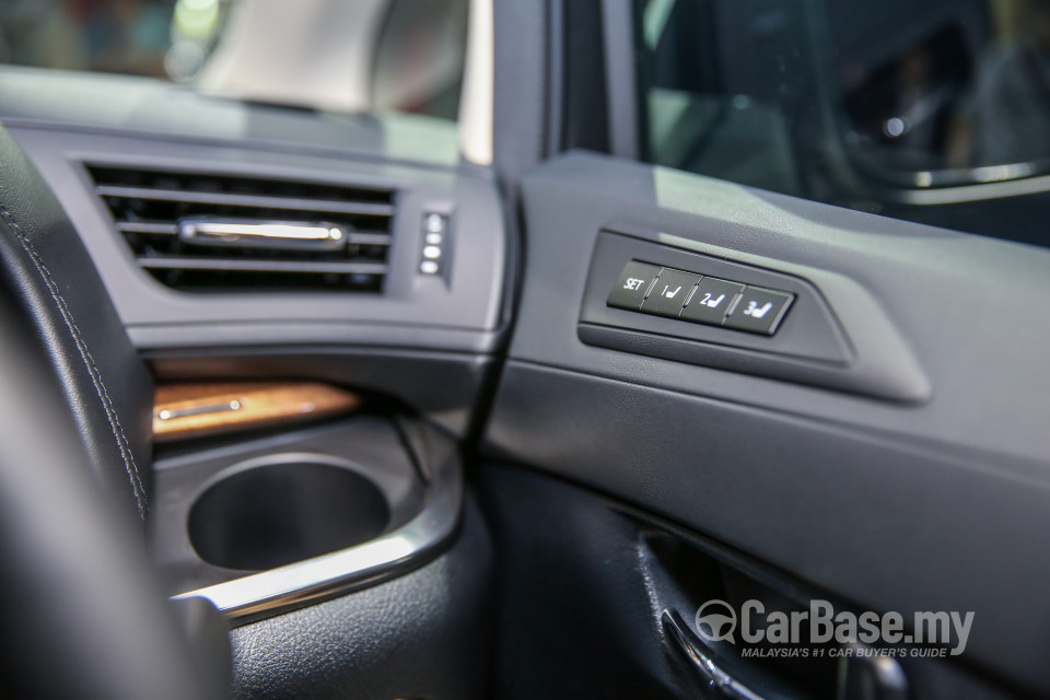Toyota Alphard AH30 (2016) Interior