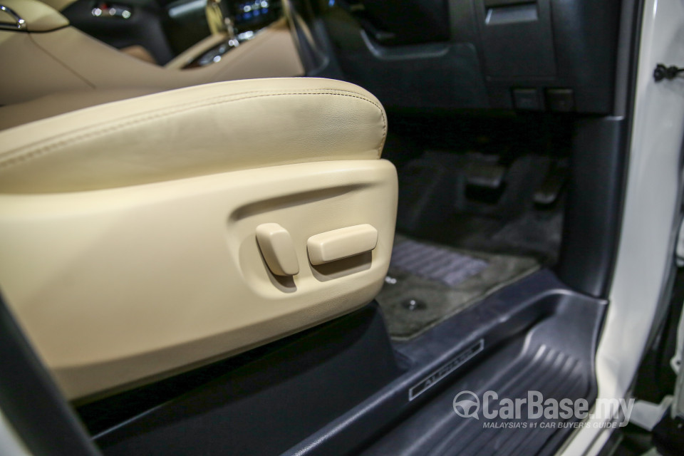 Toyota Alphard AH30 (2016) Interior