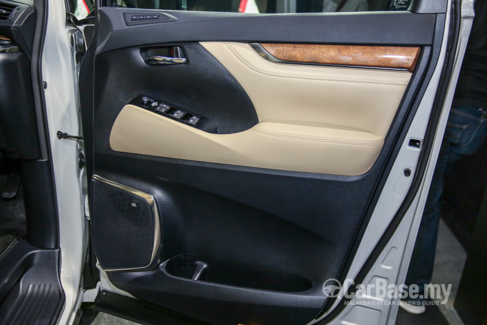 Toyota Alphard AH30 (2016) Interior
