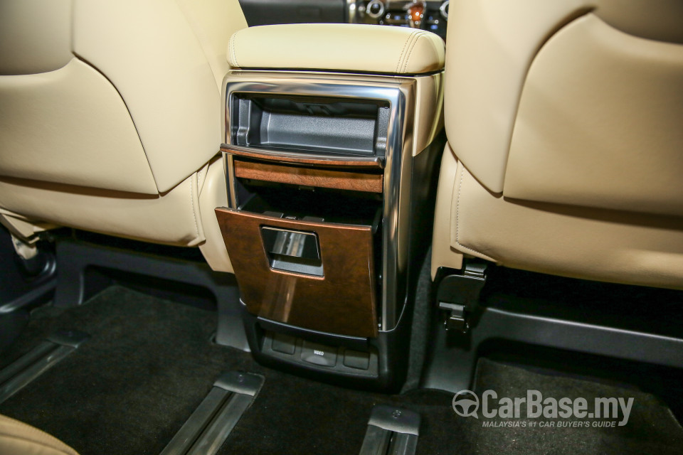 Toyota Alphard AH30 (2016) Interior