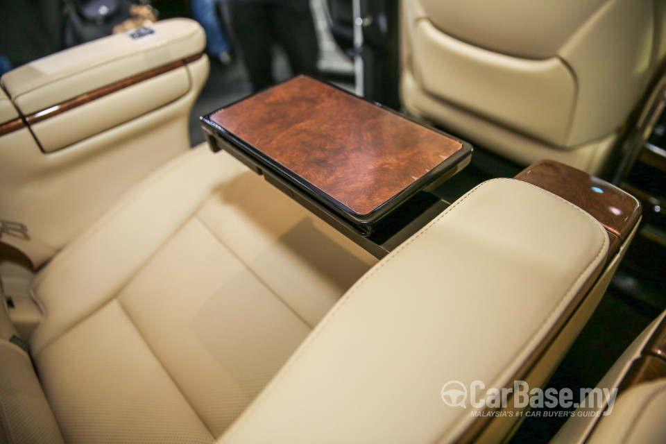 Toyota Alphard AH30 (2016) Interior