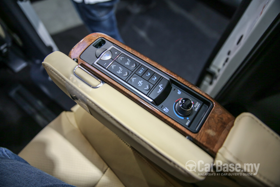Toyota Alphard AH30 (2016) Interior