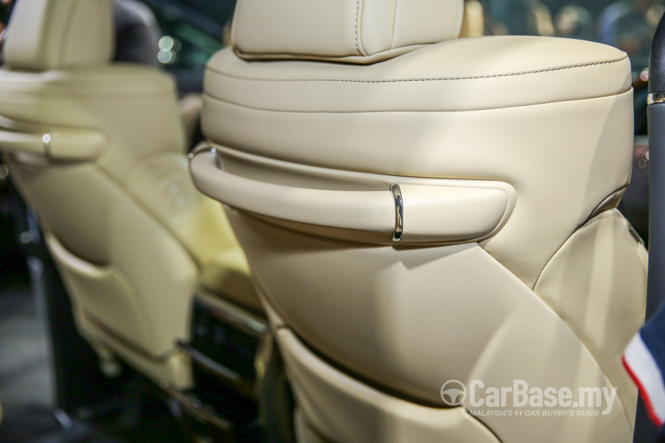 Toyota Alphard AH30 (2016) Interior