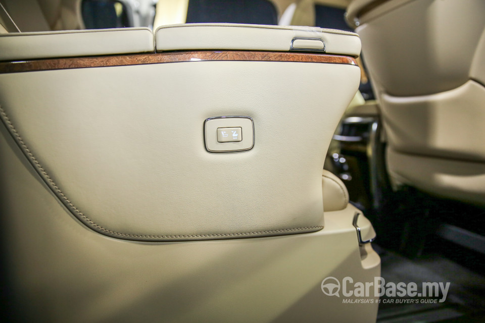 Toyota Alphard AH30 (2016) Interior