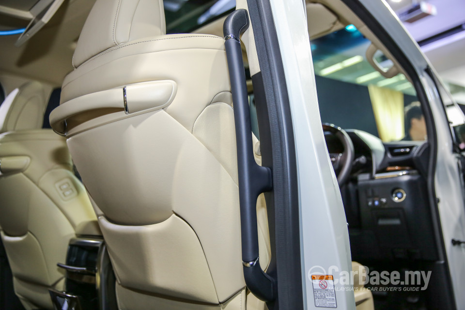 Toyota Alphard AH30 (2016) Interior
