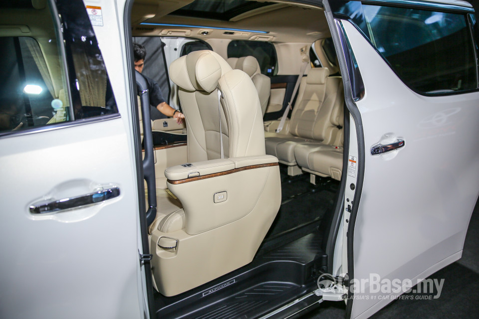 Toyota Alphard AH30 (2016) Interior