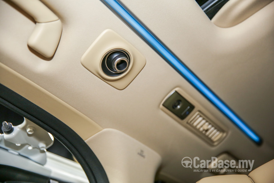 Toyota Alphard AH30 (2016) Interior