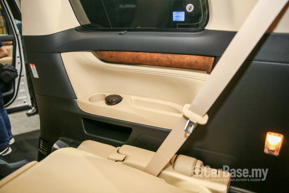 Toyota Alphard AH30 (2016) Interior